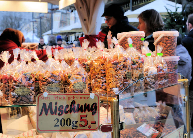 6714_0995 Weihnachtsmarkt Hamburg Verkauf von Nüssen und Knabberkram